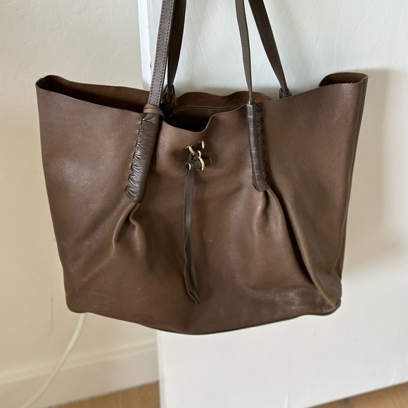 Nina Ricci medium size tote bag. Brown. It has an inside small bag. Well used. - Picture 7 of 7